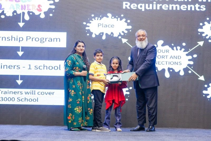 Digi Leaders Award 2022 stage recognition with students